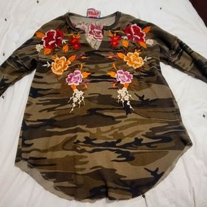 Johnny Was camo embroidered Henley. Size Medium